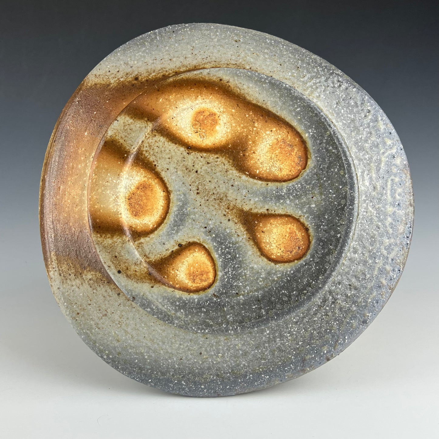 Dinner plate with a carved lip