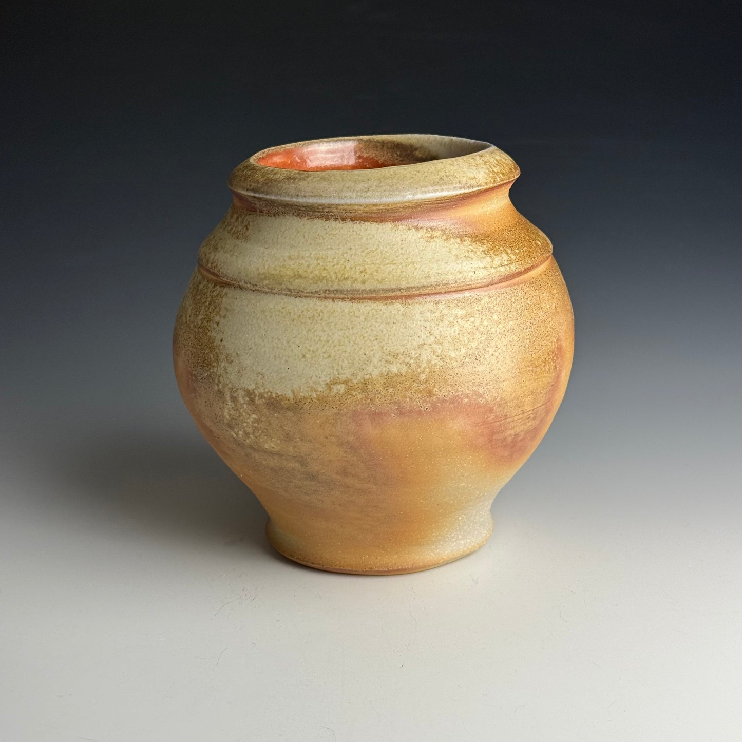 Creamy vase