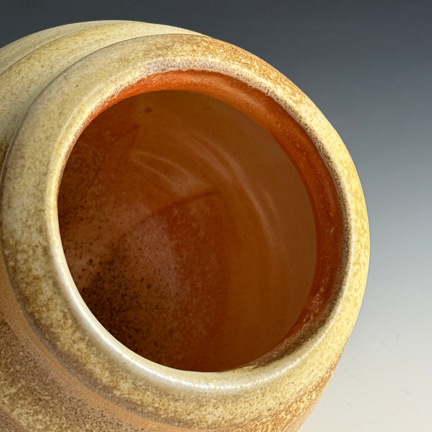 Creamy vase