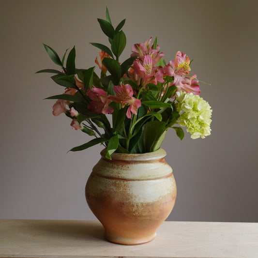 Creamy vase