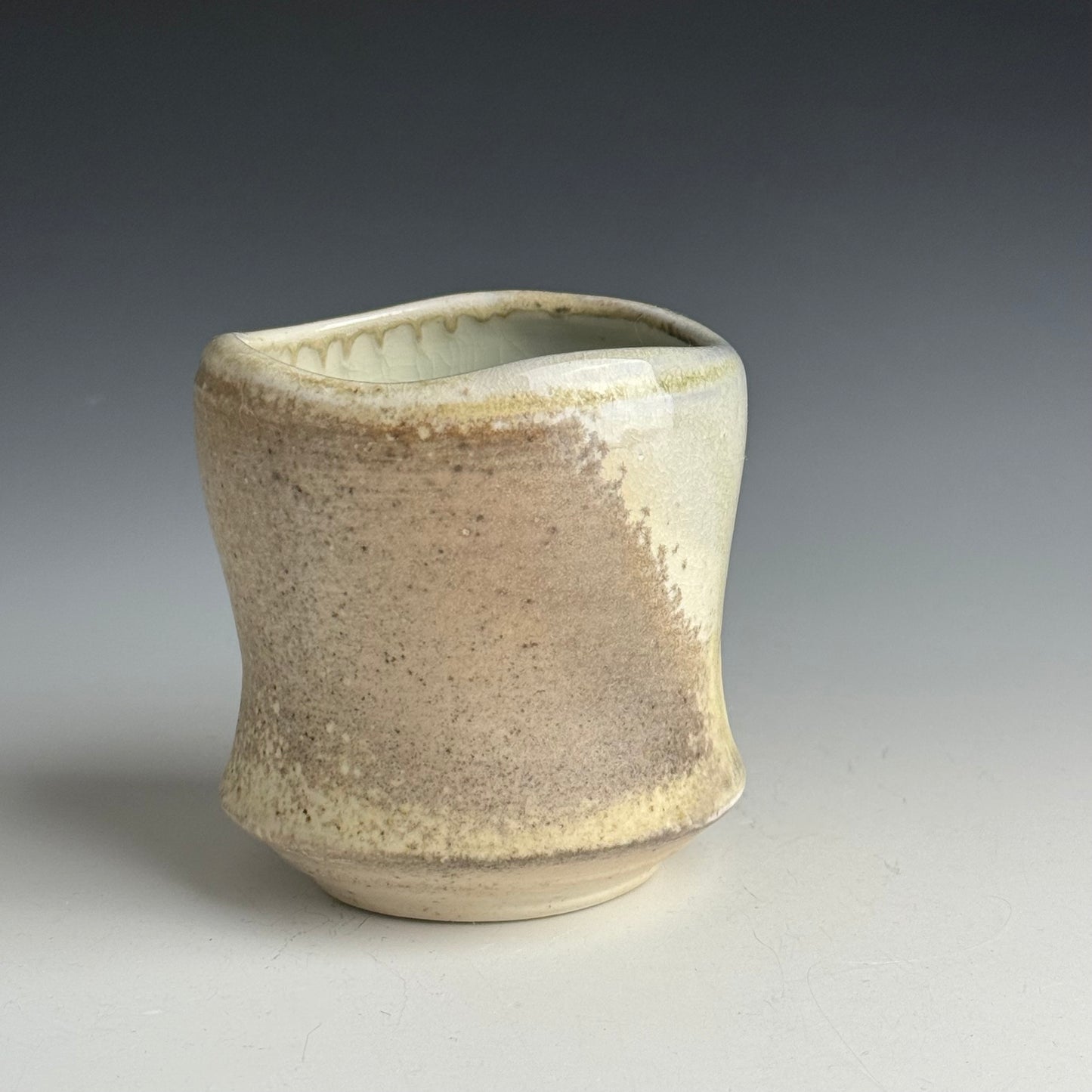Mug with pearl accents