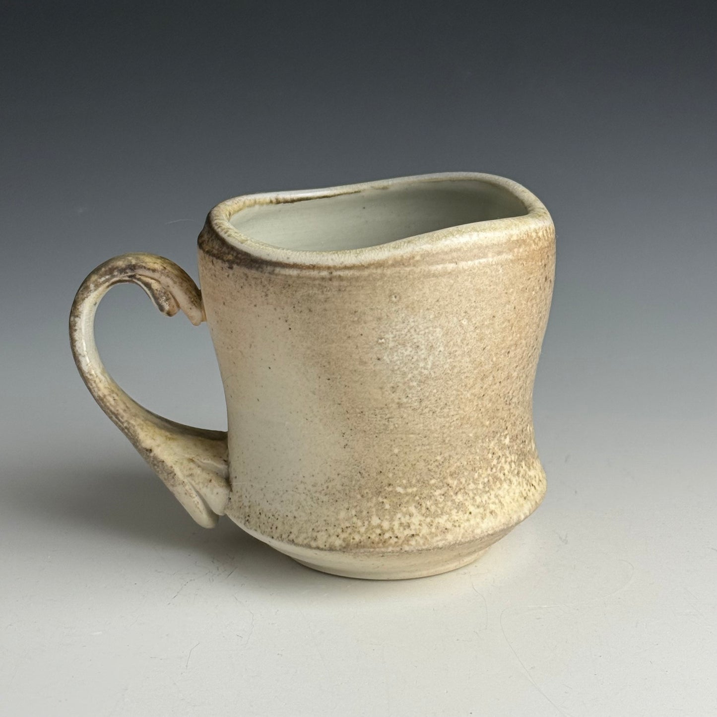 Mug with pearl accents