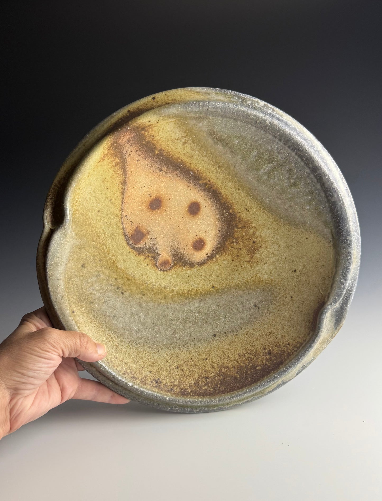 Undulating serving bowl